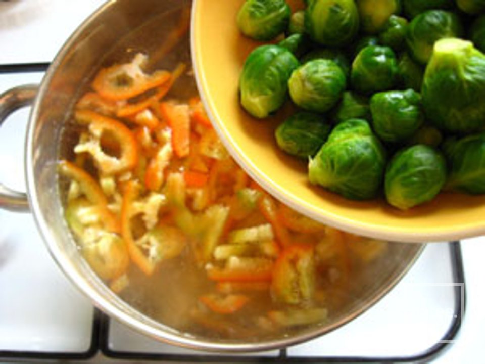 Чесночный суп с брюссельской капустой - Шаг 6