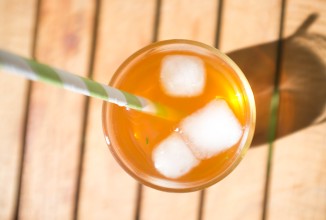 Чай со льдом с персиком и мятой