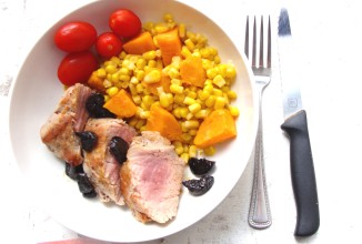 Жаренная свиная вырезка с черносливом