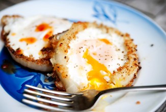 Яичница в луковых колечках