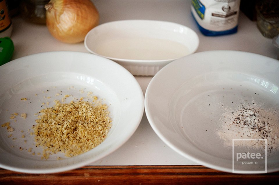 Яичница в луковых колечках - Шаг 1