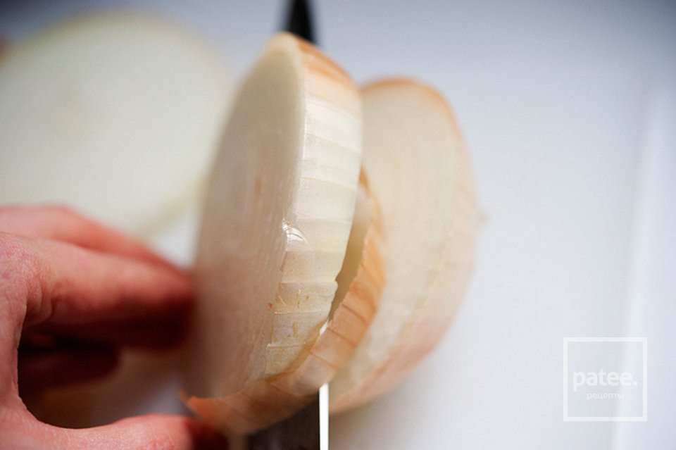 Яичница в луковых колечках - Шаг 3