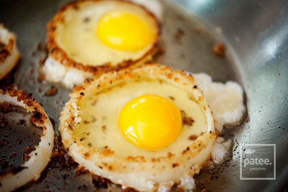Яичница в луковых колечках - Шаг 10