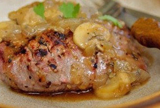 Стейк в грибном соусе