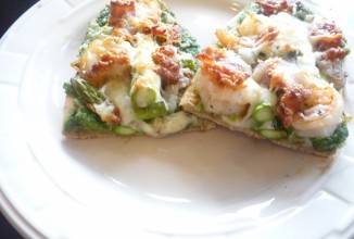 Пицца с креветками и спаржей