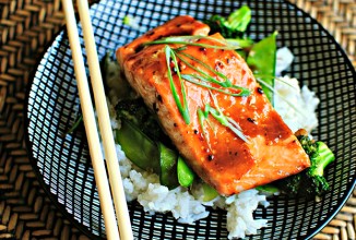 Лосось в глазури с овощами