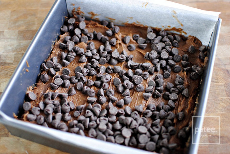 Брауни с ореховым маслом, зефиром и шоколадными чипсами - Шаг 8