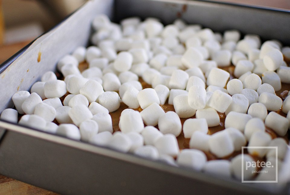 Брауни с ореховым маслом, зефиром и шоколадными чипсами - Шаг 11