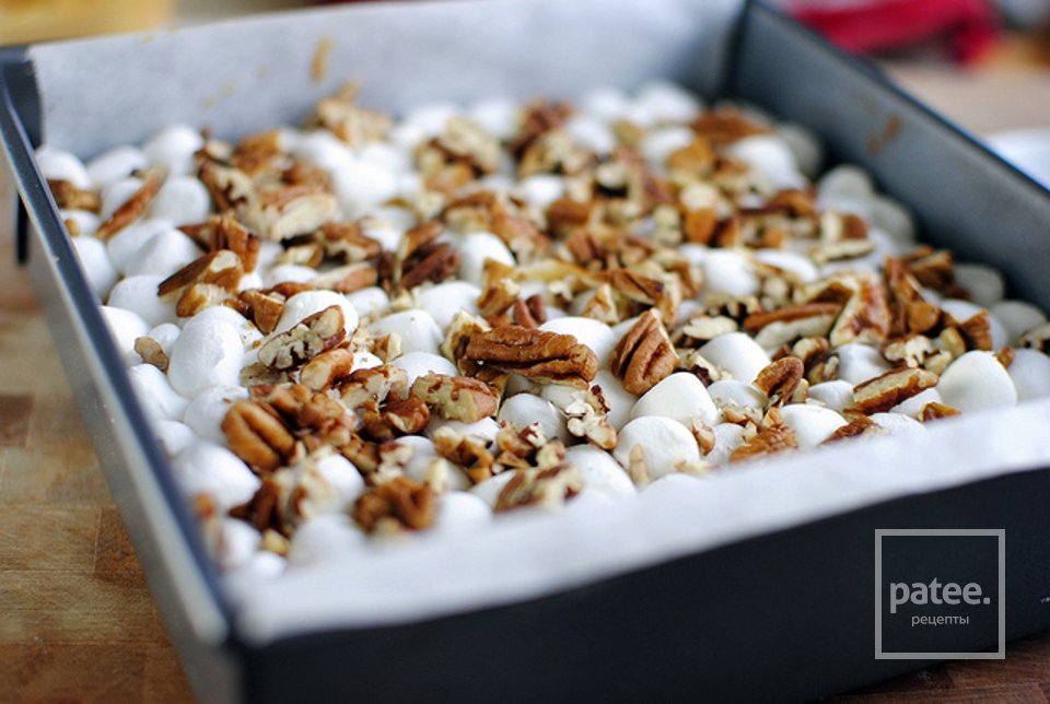 Брауни с ореховым маслом, зефиром и шоколадными чипсами - Шаг 12