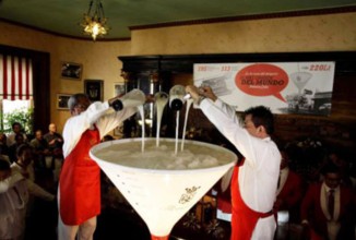 Гигантский дайкири в честь Хемингуэя приготовили на Кубе