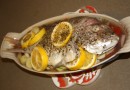 Запеченная рыба на овощах
