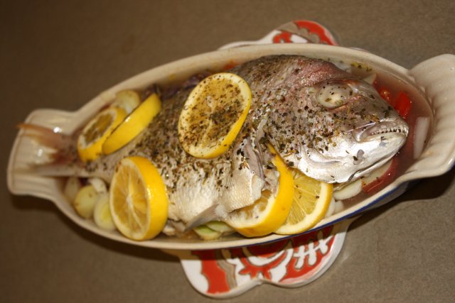 Запеченная рыба на овощах