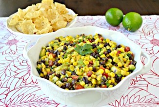 Салат с кукурузой и авокадо