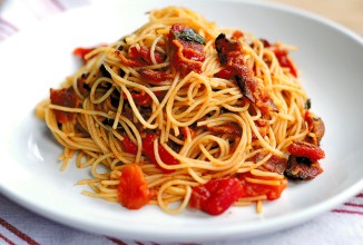 Капеллини с беконом и томатами