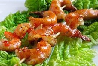 Креветки в чесночном соусе на шпажках