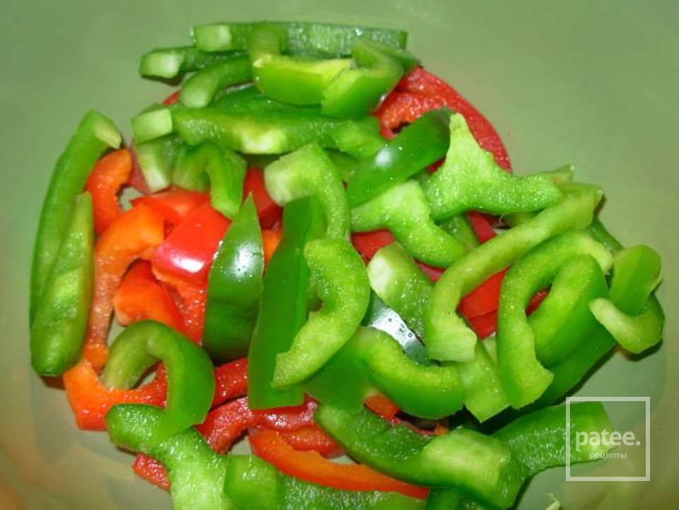 Салат с красным и зеленым перцем - Шаг 1