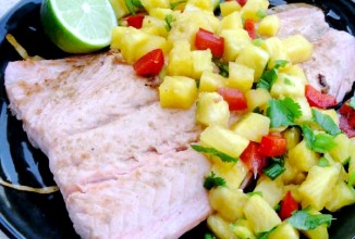 Лосось с ананасовой сальсой