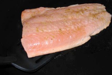 Лосось с ананасовой сальсой - приготовление