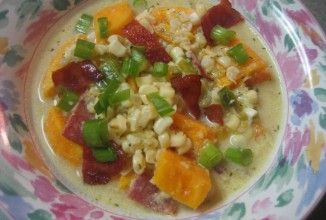 Похлебка из кукурузы с луком, беконом и картофелем