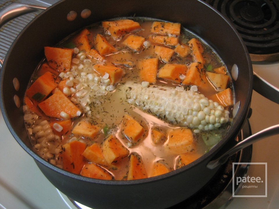 Похлебка из кукурузы с луком, беконом и картофелем - Шаг 4