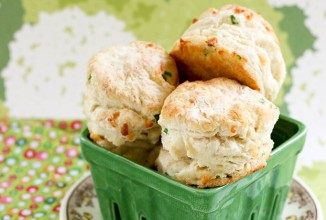 Бисквиты с чеддером и зеленым луком