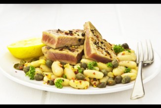 Стейк из тунца с острыми бобами
