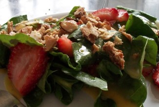 Салат из апельсинов и клубники