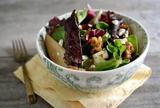 Салат с грецкими орехами, грушей и сыром горгондзола