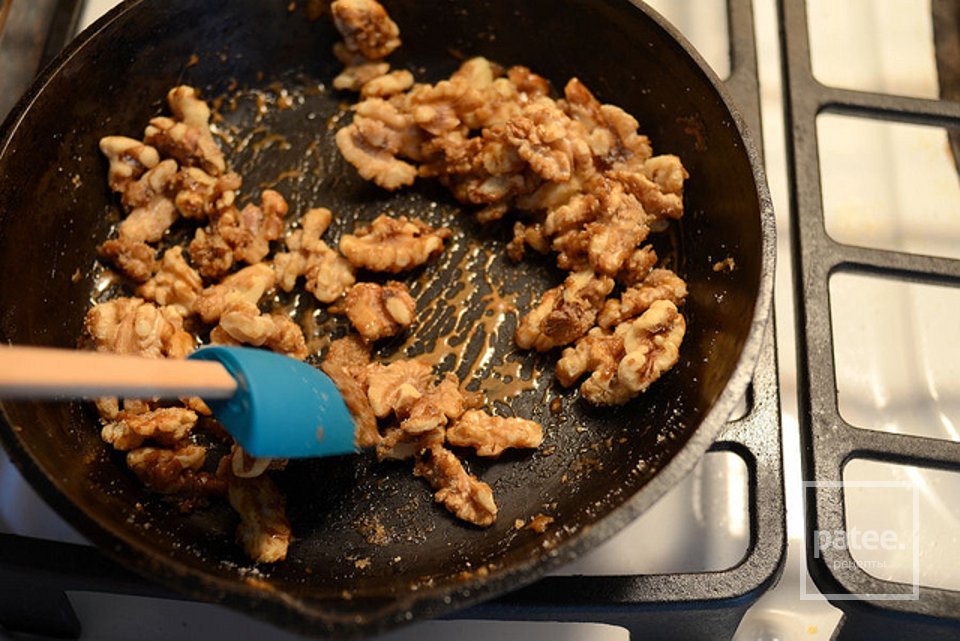 Салат с грецкими орехами, грушей и сыром горгондзола - Шаг 2