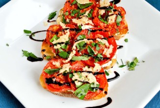 Бутерброды с томатами и козьим сыром