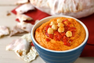 Хумус с чесноком и паприкой