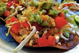 Тостадас с курицей и перцем чили