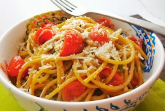 Паста с жареными томатами и соусом песто