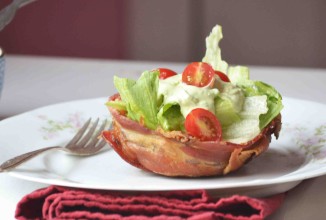 Салат БЛТ с авокадо в беконных чашах под соусом