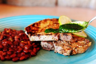 Свиные отбивные с черными бобами