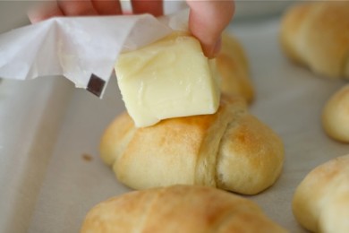 Круассаны с медовым маслом - приготовление