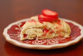 Клубничные булочки в лимонной глазури