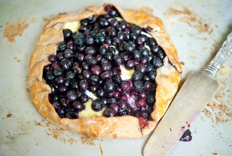 Сладкая лепешка с черникой и сыром бри