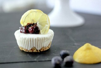 Чизкейк с чернично-лимонным соусом