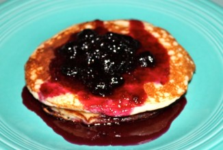 Лимонные блинчики с черничным сиропом