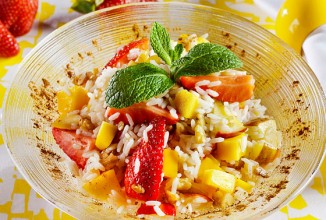 Горячий рисовый салат с фруктами