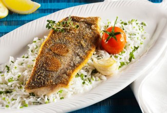 Жареная форель с рисом и зеленью