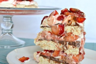 Торт-безе с клубникой