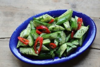 Салат с огурцов с маком