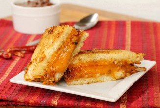 Сэндвичи  с сыром  и соусом чили