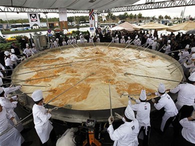 Рекордный омлет приготовили в Португалии