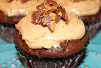 Шоколадные кексы с арахисовой глазурью