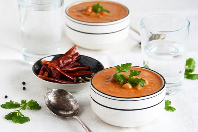 Индийский острый томатный крем-суп с кускусом