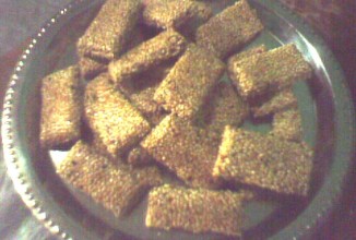 Сладкий снек с семенами сезама