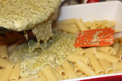 Макаронная запеканка с соусом песто и курицей - приготовление